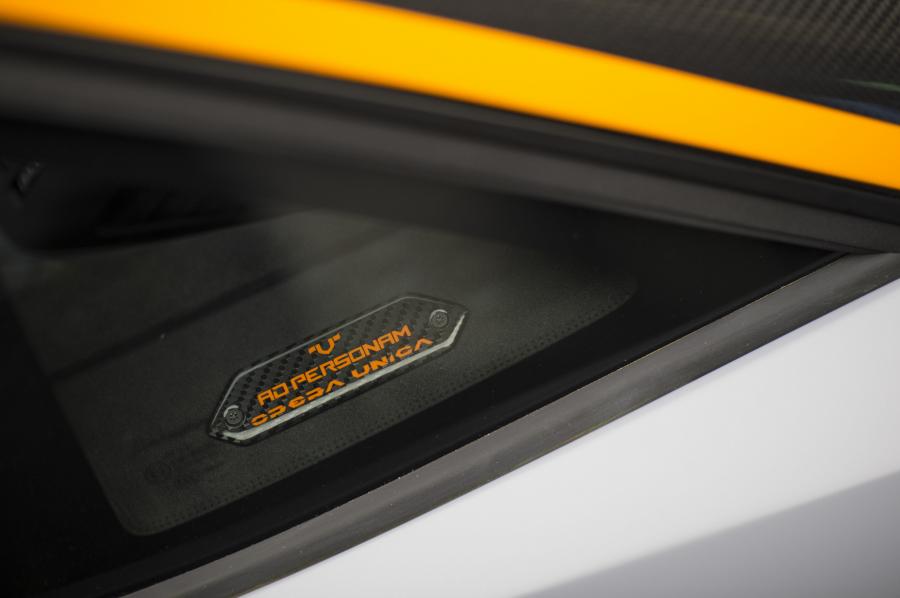 Логотип Lamborghini Aventador S Opera Unica 2017 года  (фото 2 из 2)